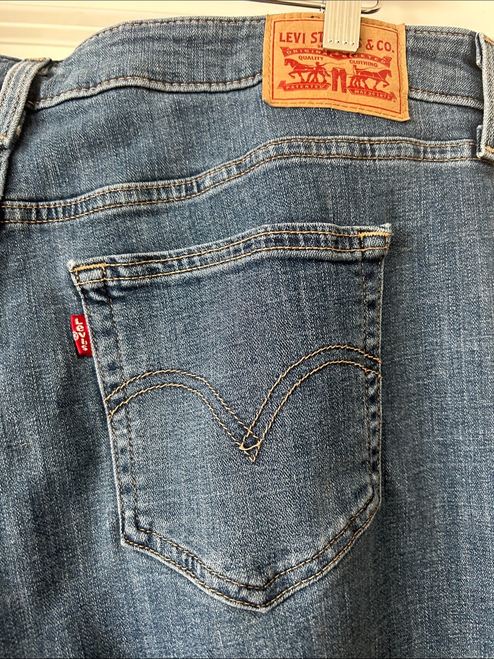 Levi's Distressed Boyfriend Jeans in Medium Blue. Size 16W - Picture 5 of 5